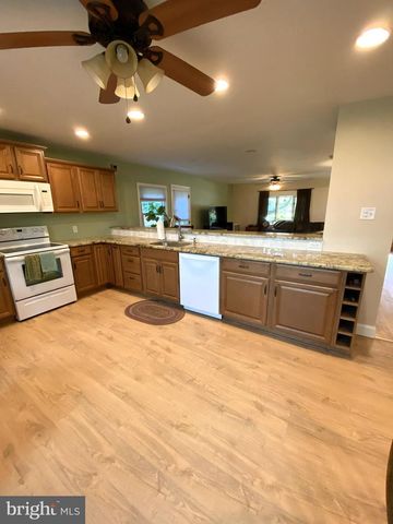 8 ANGLIN DR, Newark, DE 19713