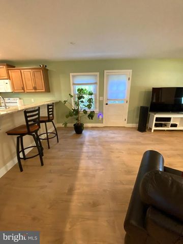 8 ANGLIN DR, Newark, DE 19713