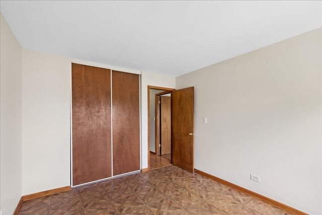 7050 Brighton Court 203, Woodridge, IL 60517