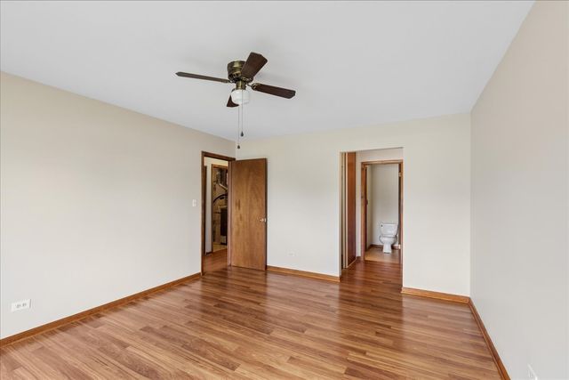 7050 Brighton Court 203, Woodridge, IL 60517