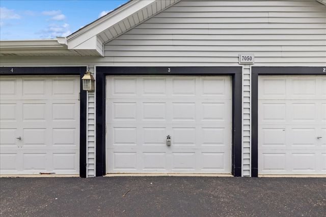 7050 Brighton Court 203, Woodridge, IL 60517