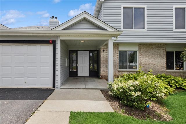 7050 Brighton Court 203, Woodridge, IL 60517