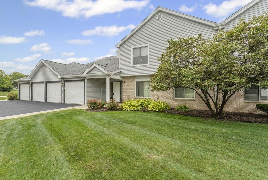7050 Brighton Court 203, Woodridge, IL 60517