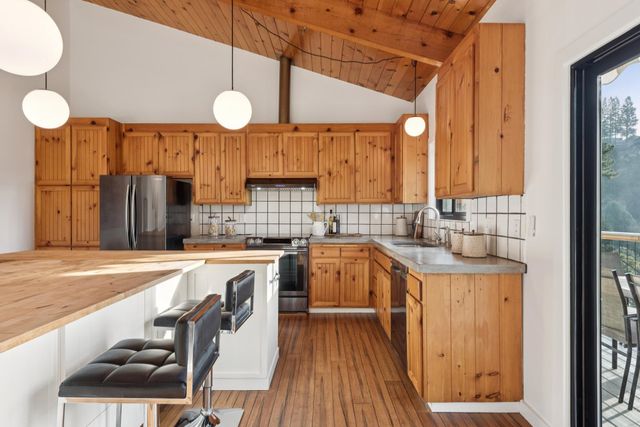 6689 Exeter Dr, Oakland, CA 94611