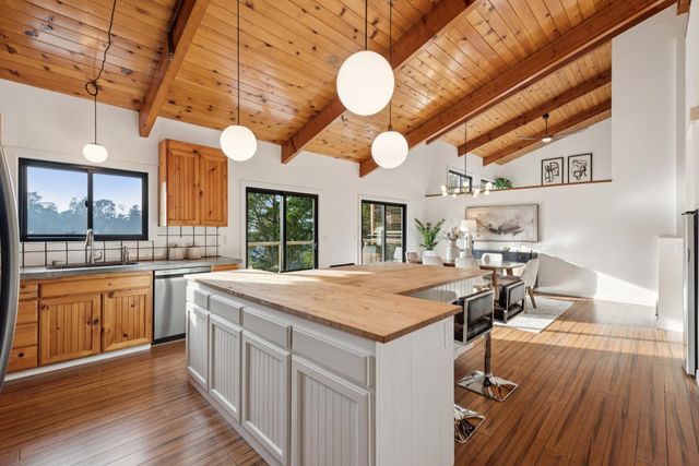 6689 Exeter Dr, Oakland, CA 94611