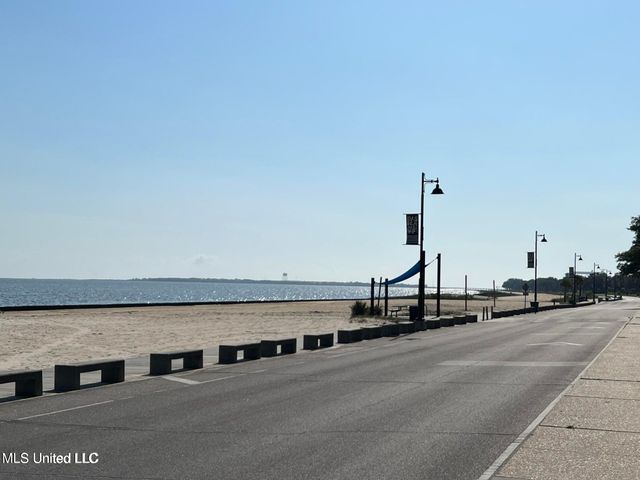 1512 Woodhaven Street, Pascagoula, MS 39581