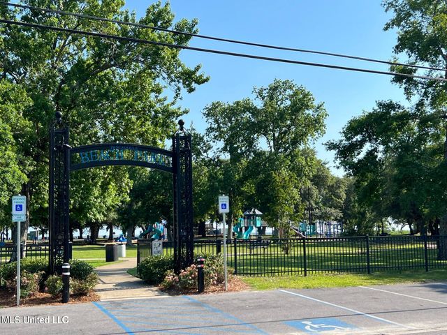 1512 Woodhaven Street, Pascagoula, MS 39581