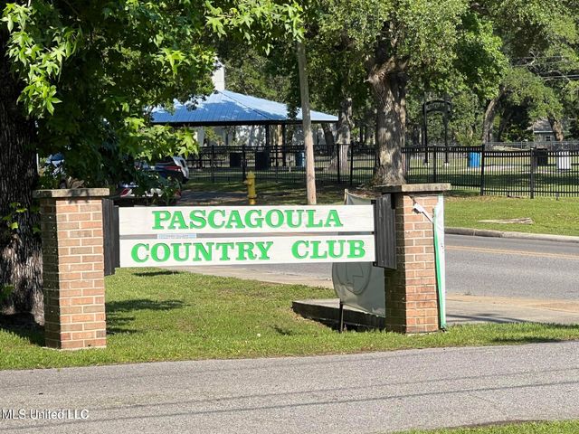 1512 Woodhaven Street, Pascagoula, MS 39581