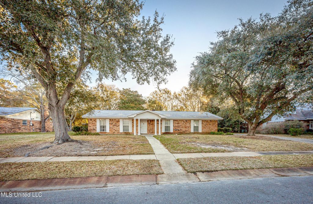 1512 Woodhaven Street, Pascagoula, MS 39581