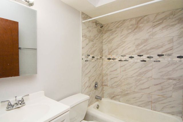 1040 W HOLLYWOOD Avenue 204, Chicago, IL 60660