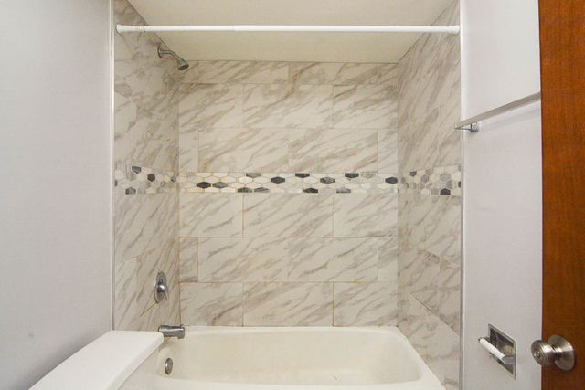 1040 W HOLLYWOOD Avenue 204, Chicago, IL 60660
