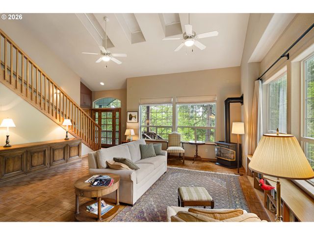 217 ROCKRIDGE Loop, Eugene, OR 97405