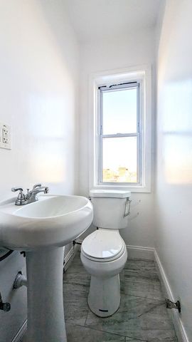 3948 W Congress Parkway 3R, Chicago, IL 60624
