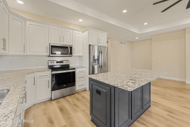 1828 PINNACLE POINT, Holts Summit, MO 65043