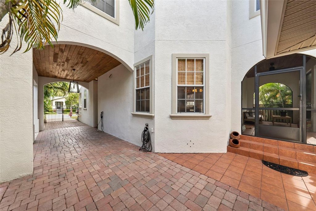 Image 36 of property listing at 3004 W SAN JOSE STREET, Tampa, FL 33629
