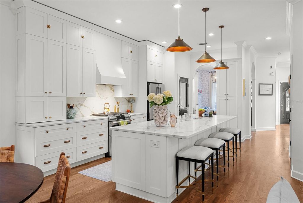 Image 9 of property listing at 3004 W SAN JOSE STREET, Tampa, FL 33629