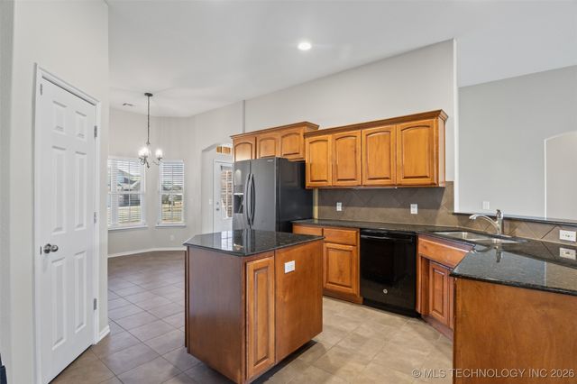 9015 N 156th Avenue E, Owasso, OK 74055