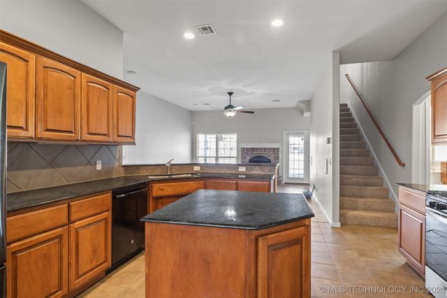 9015 N 156th Avenue E, Owasso, OK 74055