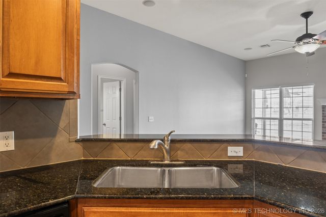 9015 N 156th Avenue E, Owasso, OK 74055