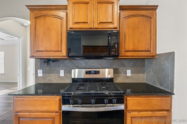 9015 N 156th Avenue E, Owasso, OK 74055