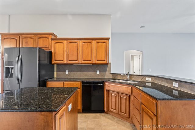 9015 N 156th Avenue E, Owasso, OK 74055