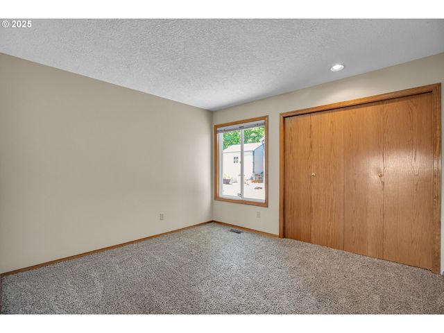 1415 Sw MILLER Ct, Gresham, OR 97080