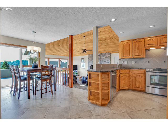 1415 Sw MILLER Ct, Gresham, OR 97080
