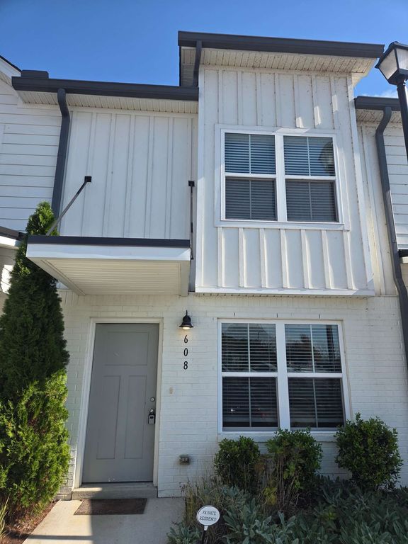 608 Hadley Village Blvd, Old Hickory, TN 37138