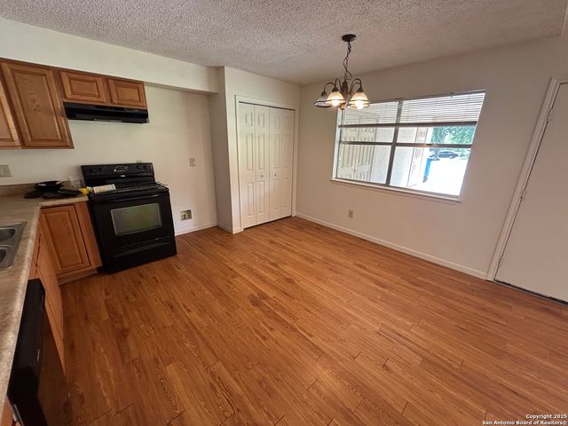 1324 S Mesquite, New Braunfels, TX 78130