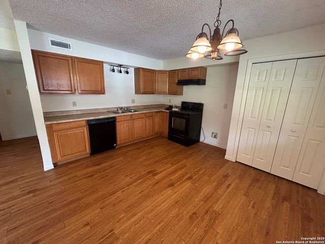 1324 S Mesquite, New Braunfels, TX 78130