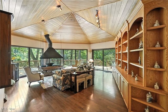 14759 Hillbrook Lane N, Chagrin Falls, OH 44022