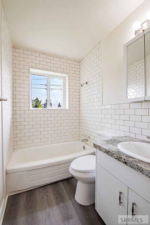 Image 12 of property listing at 2710 E 17th Street, Ammon, ID 83406