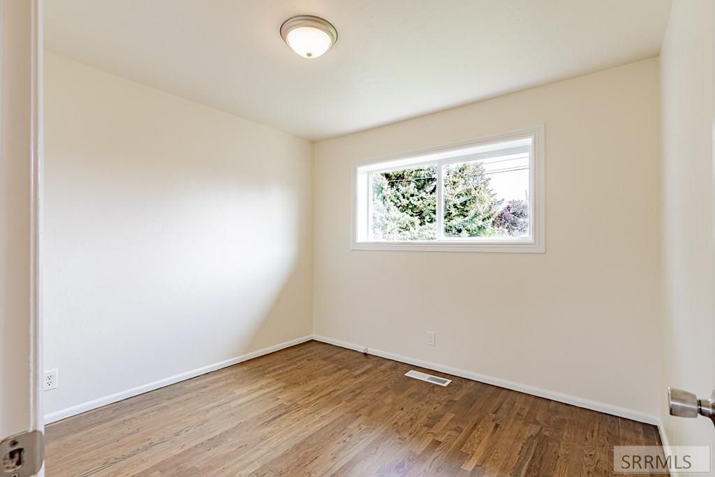 Image 13 of property listing at 2710 E 17th Street, Ammon, ID 83406