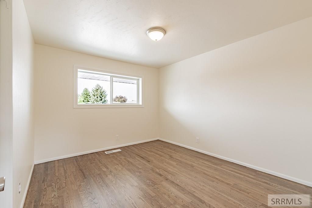 Image 15 of property listing at 2710 E 17th Street, Ammon, ID 83406