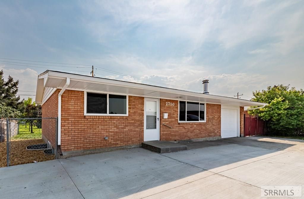 Image 2 of property listing at 2710 E 17th Street, Ammon, ID 83406