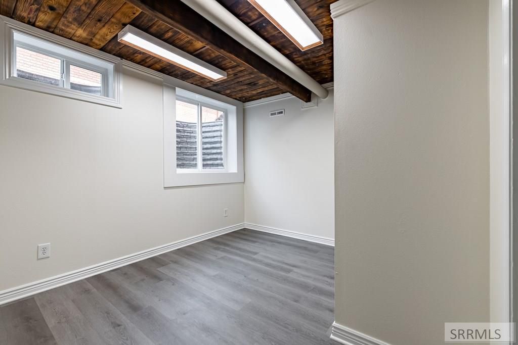 Image 20 of property listing at 2710 E 17th Street, Ammon, ID 83406