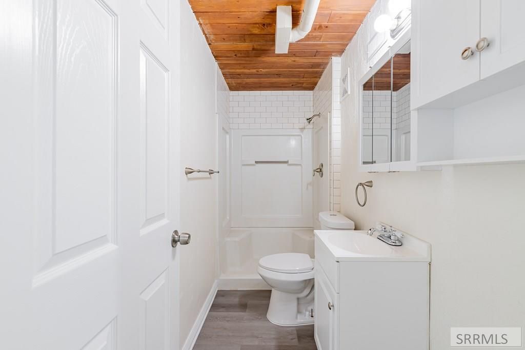 Image 24 of property listing at 2710 E 17th Street, Ammon, ID 83406