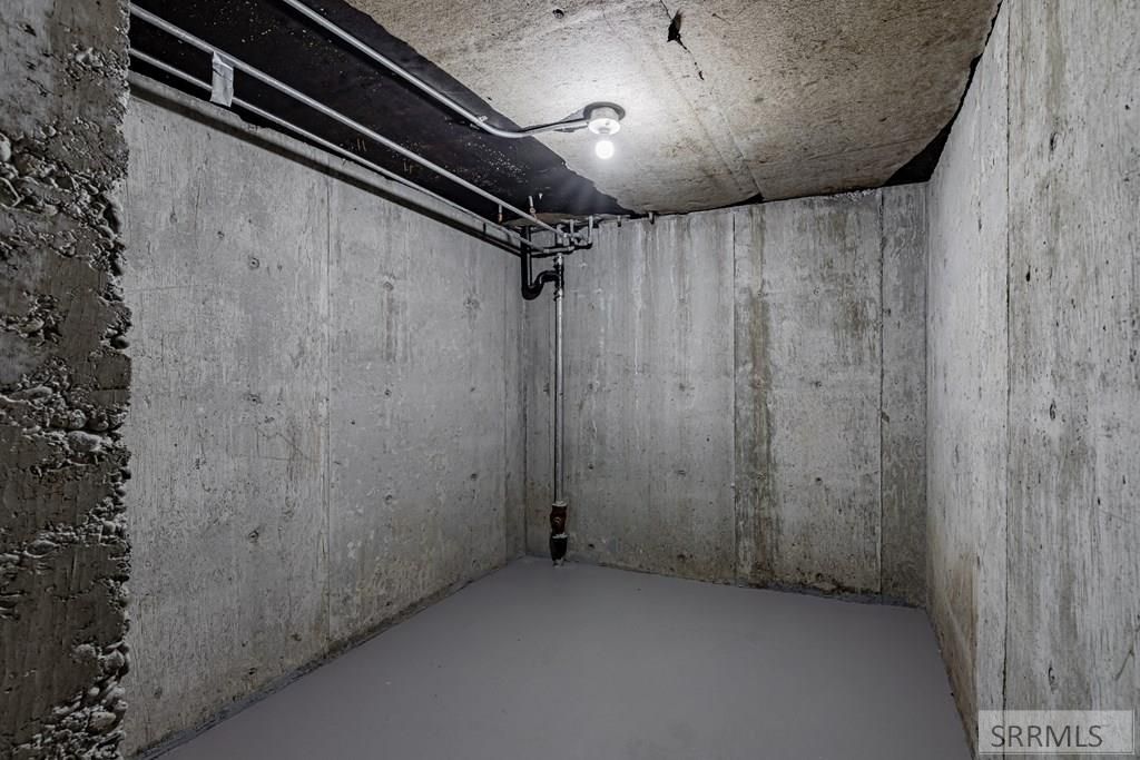 Image 27 of property listing at 2710 E 17th Street, Ammon, ID 83406