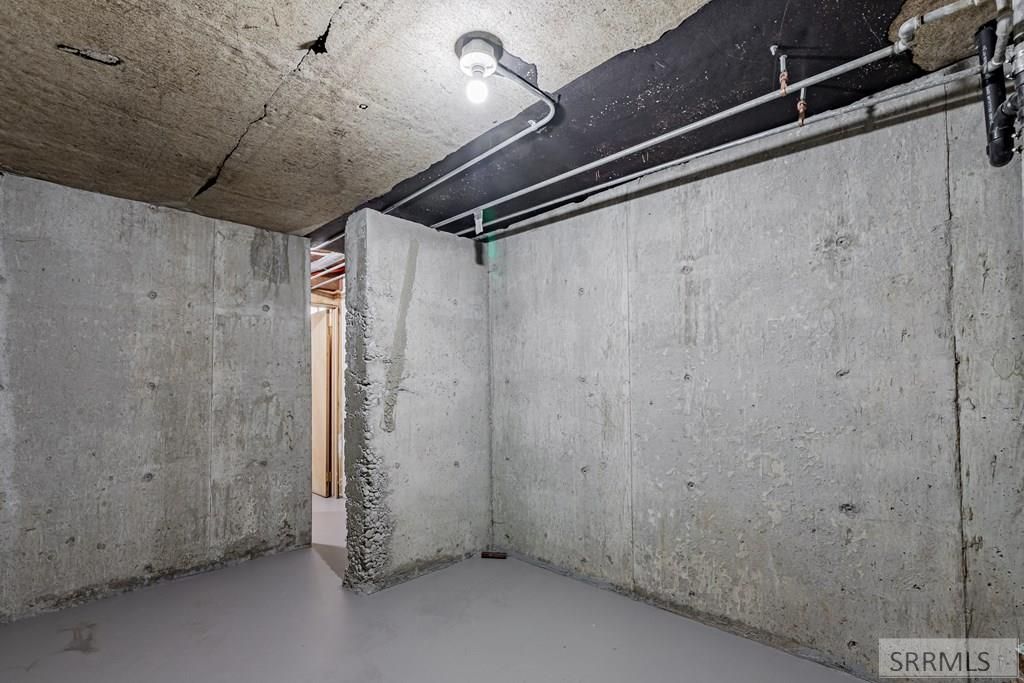 Image 28 of property listing at 2710 E 17th Street, Ammon, ID 83406