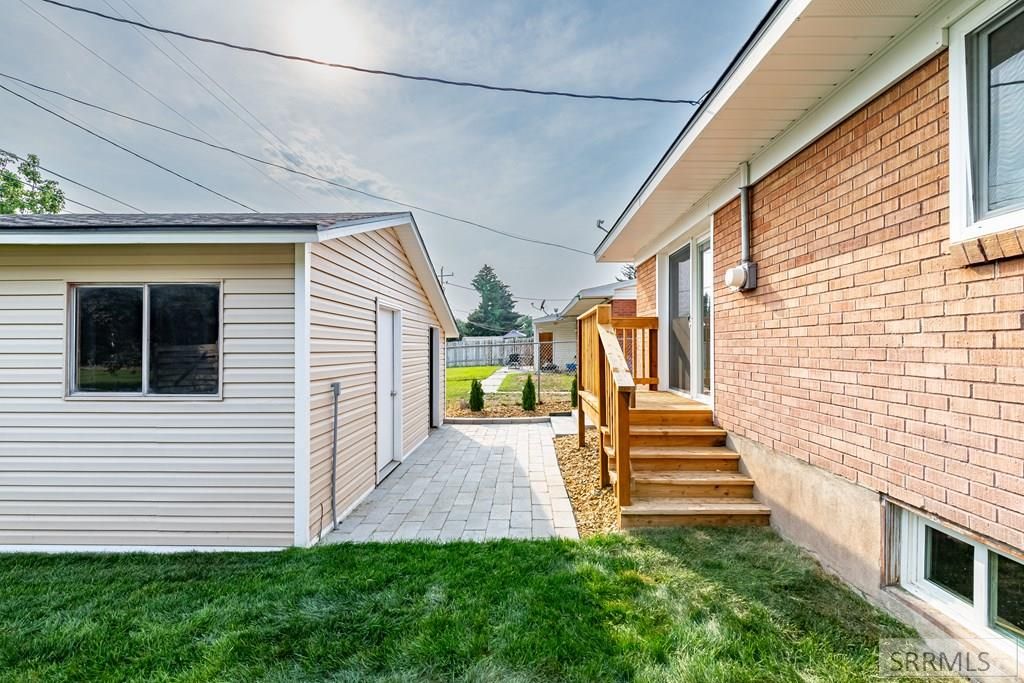 Image 32 of property listing at 2710 E 17th Street, Ammon, ID 83406