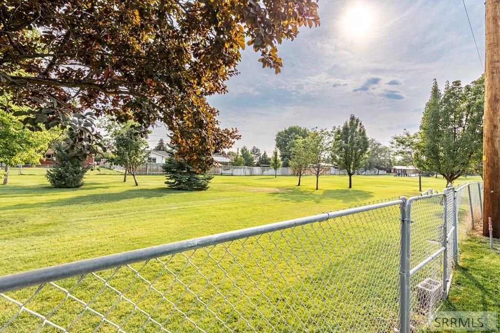 Image 37 of property listing at 2710 E 17th Street, Ammon, ID 83406