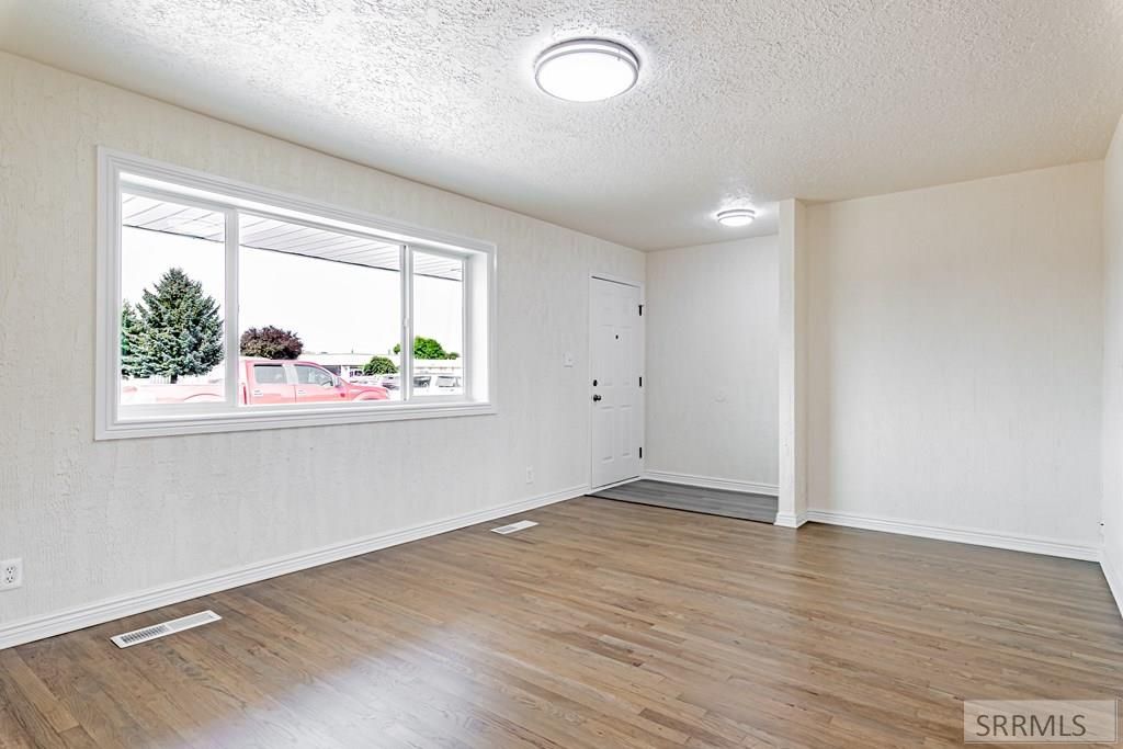 Image 5 of property listing at 2710 E 17th Street, Ammon, ID 83406