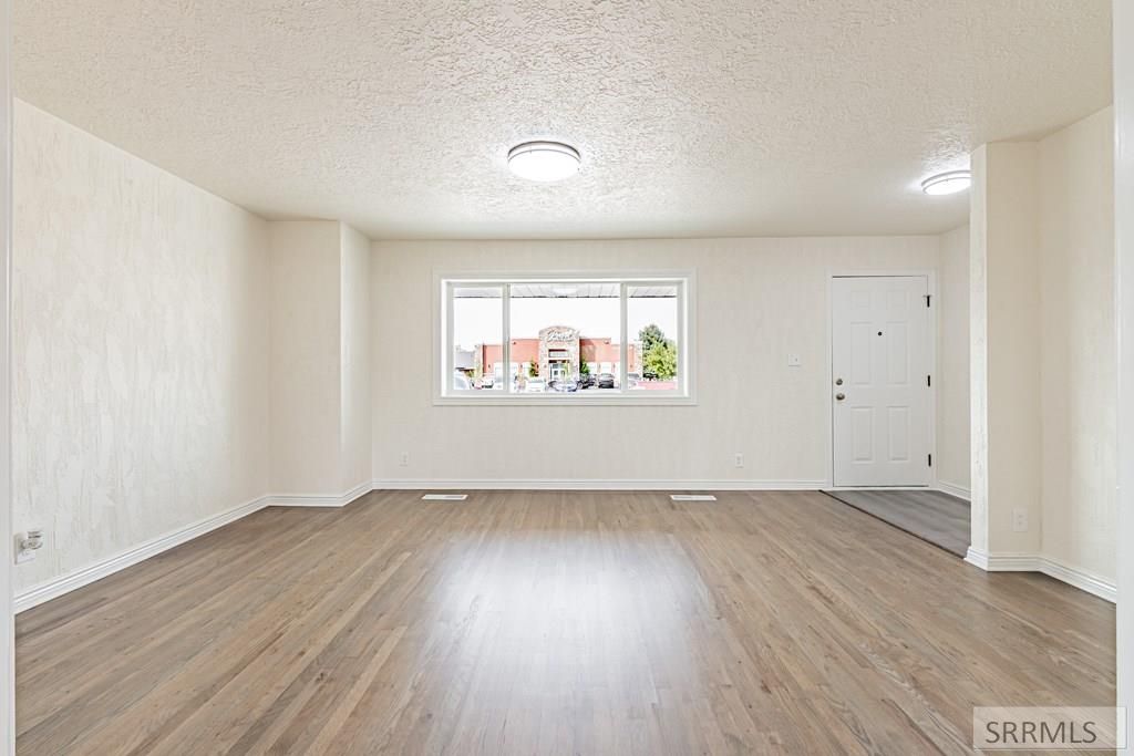 Image 7 of property listing at 2710 E 17th Street, Ammon, ID 83406