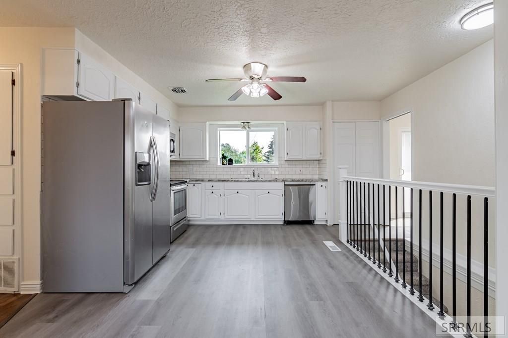 Image 8 of property listing at 2710 E 17th Street, Ammon, ID 83406