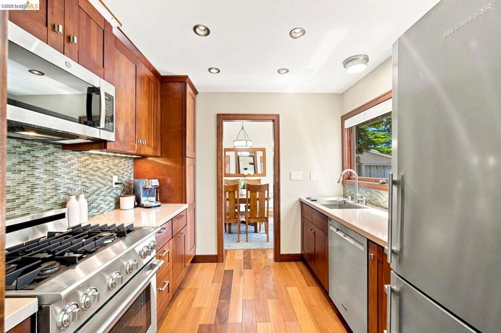 Image 14 of property listing at 1897 Ascot DR, Moraga, CA 94556