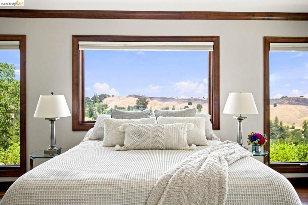Image 18 of property listing at 1897 Ascot DR, Moraga, CA 94556