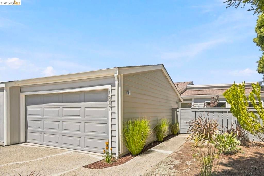 Image 2 of property listing at 1897 Ascot DR, Moraga, CA 94556