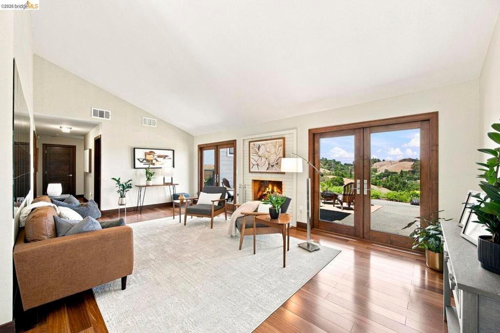 Image 6 of property listing at 1897 Ascot DR, Moraga, CA 94556