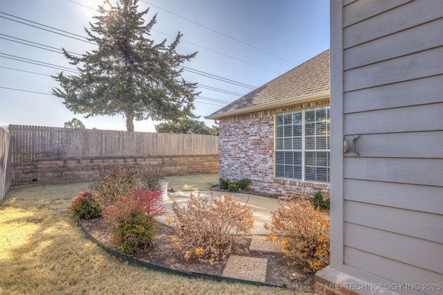 9559 S College Court, Tulsa, OK 74137