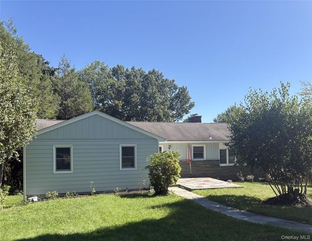 18 Robin Hill Drive, Poughkeepsie, NY 12603